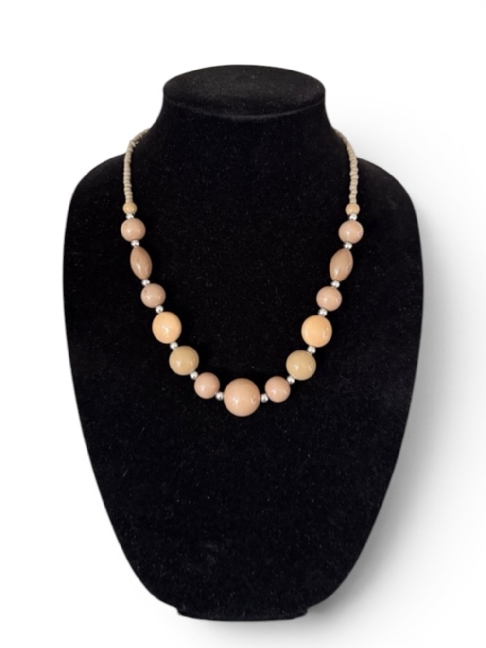 Vintage 1970s Graduated Beige/Tan Lucite Beaded Necklace w/ Silver Spacers - Picture 9 of 12